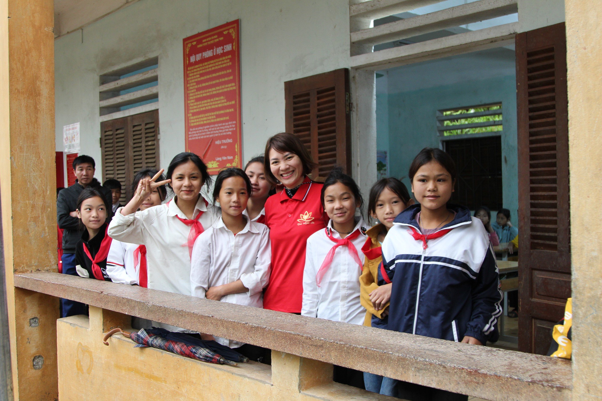 Chị Hương - đại diện Koilover cùng các em nhỏ trường THCS Trung Tín